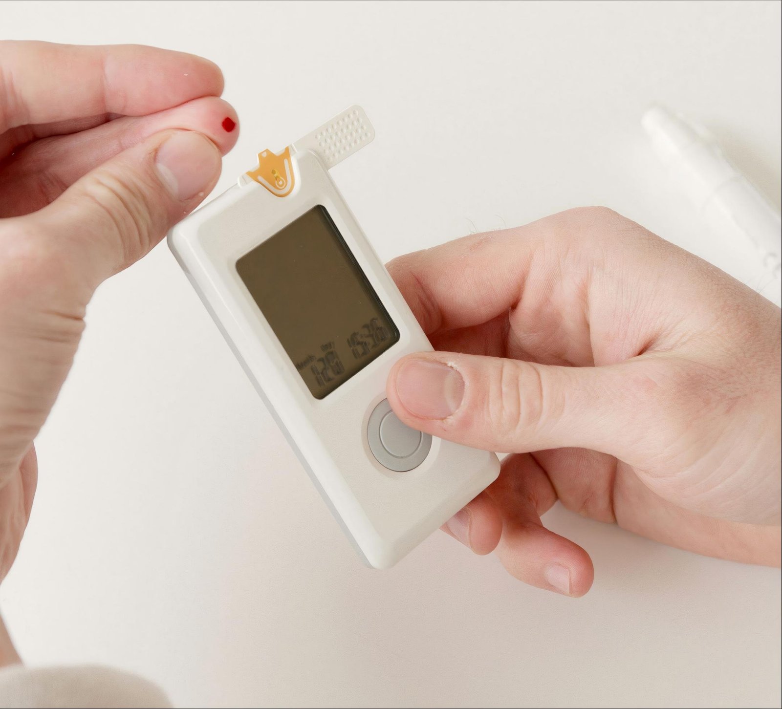 Blood glucose meter microprocessor architecture and electrochemical sensor solution.
